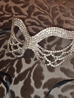 Crystal Embellished Masquerade Mask - Gold